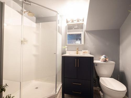 145 Sims Ave, Saanich, BC - Indoor Photo Showing Bathroom