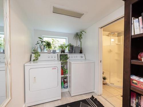 145 Sims Ave, Saanich, BC - Indoor Photo Showing Laundry Room