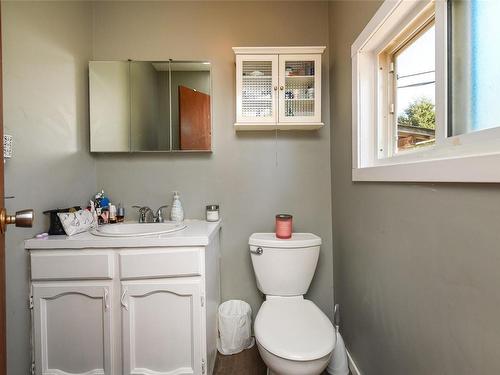 3396 Primrose St, Cumberland, BC - Indoor Photo Showing Bathroom