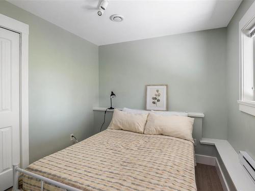 2092 Indian Cres, Duncan, BC - Indoor Photo Showing Bedroom