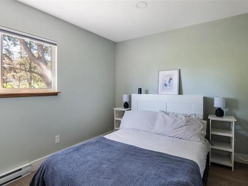 2092 Indian Cres, Duncan, BC - Indoor Photo Showing Bedroom