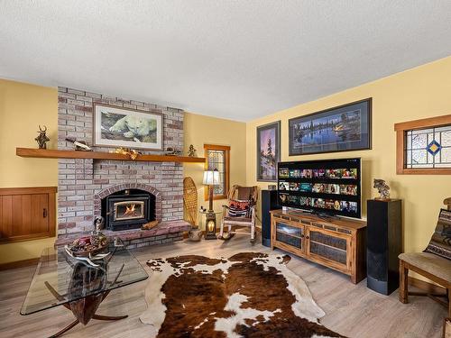 174 Mariwood Dr, Campbell River, BC - Indoor Photo Showing Living Room With Fireplace