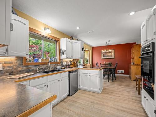 174 Mariwood Dr, Campbell River, BC - Indoor Photo Showing Kitchen With Double Sink