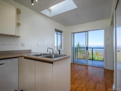 934 Highview Terr, Nanaimo, BC - Indoor Photo Showing Kitchen With Double Sink