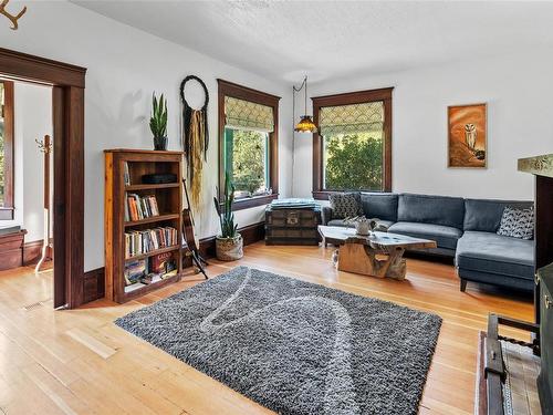 2675 Anderson Rd, Sooke, BC - Indoor Photo Showing Living Room