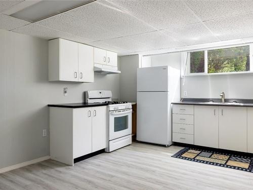 3161 Crosby Road, Vernon, BC - Indoor Photo Showing Kitchen
