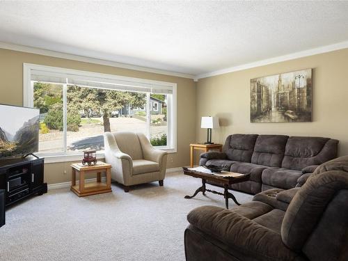 3161 Crosby Road, Vernon, BC - Indoor Photo Showing Living Room