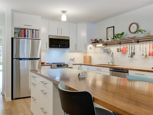 104-290 33 Highway, Kelowna, BC - Indoor Photo Showing Kitchen With Upgraded Kitchen