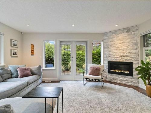 980 Creekside Crt, Central Saanich, BC - Indoor Photo Showing Living Room With Fireplace