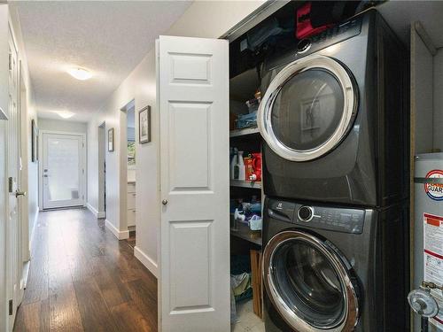 980 Creekside Crt, Central Saanich, BC - Indoor Photo Showing Laundry Room