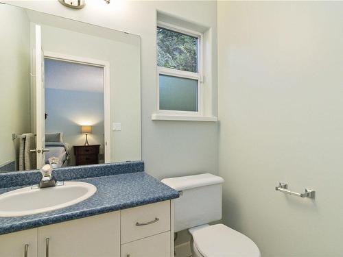 980 Creekside Crt, Central Saanich, BC - Indoor Photo Showing Bathroom