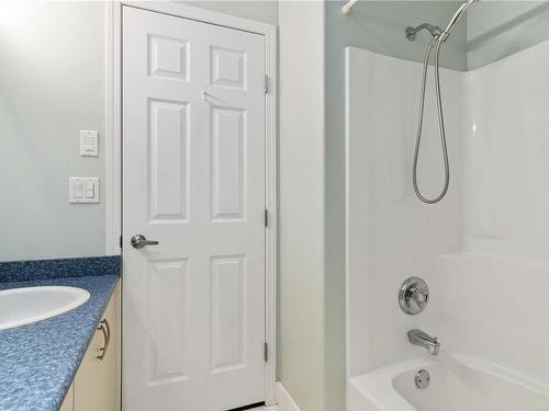 980 Creekside Crt, Central Saanich, BC - Indoor Photo Showing Bathroom