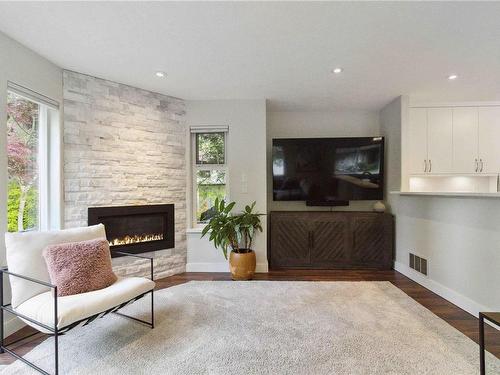 980 Creekside Crt, Central Saanich, BC - Indoor Photo Showing Living Room With Fireplace