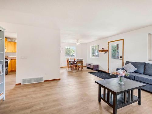 790 Spruce Street, Blue River, BC - Indoor Photo Showing Living Room