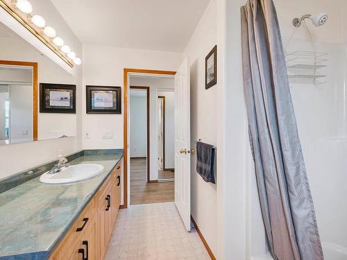 790 Spruce Street, Blue River, BC - Indoor Photo Showing Bathroom