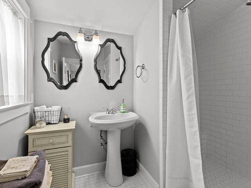 2451 Tranquille Rd, Kamloops, BC - Indoor Photo Showing Bathroom