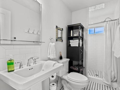2451 Tranquille Rd, Kamloops, BC - Indoor Photo Showing Bathroom