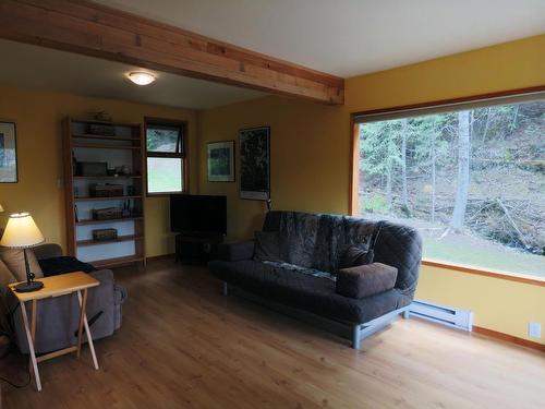 4000 Mountain View Road, Out Of District, BC - Indoor Photo Showing Living Room