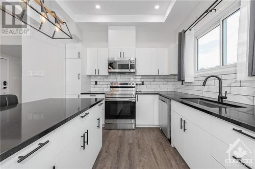 267 Sidney Avenue, Renfrew, ON - Indoor Photo Showing Kitchen With Upgraded Kitchen