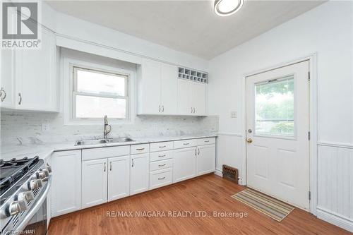 4965 Jepson Street, Niagara Falls, ON - Indoor Photo Showing Kitchen With Double Sink