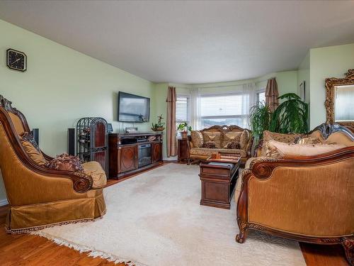 6234 Mystic Way, Nanaimo, BC - Indoor Photo Showing Living Room
