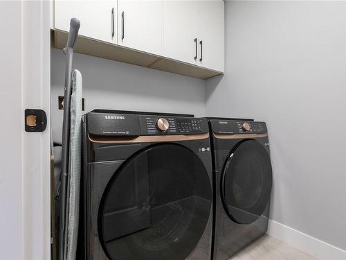 117 Burns Pl, Ladysmith, BC - Indoor Photo Showing Laundry Room