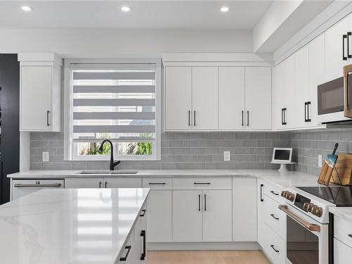 117 Burns Pl, Ladysmith, BC - Indoor Photo Showing Kitchen With Upgraded Kitchen
