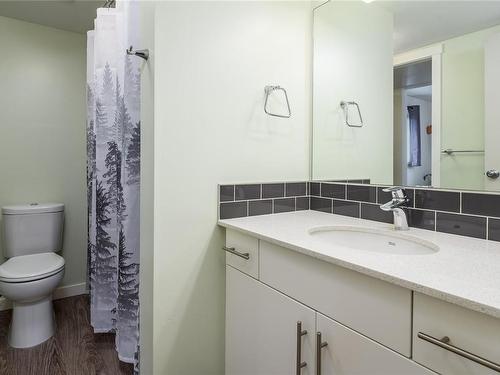 101-1944 Riverside Lane, Courtenay, BC - Indoor Photo Showing Bathroom
