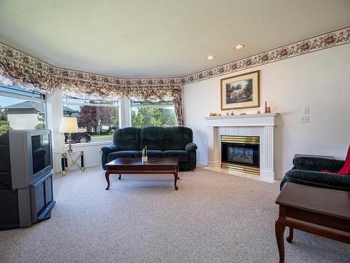 5947 Cathedral Cres, Nanaimo, BC - Indoor Photo Showing Living Room With Fireplace
