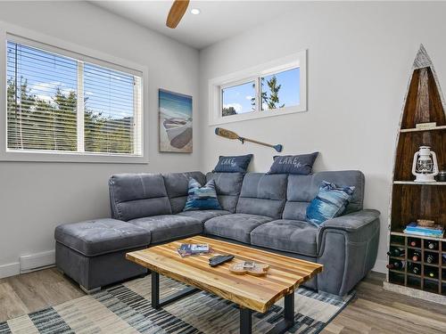 9334 Cabin Way, Lake Cowichan, BC - Indoor Photo Showing Living Room
