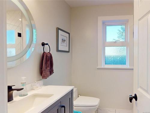 1295 Hastings St, Saanich, BC - Indoor Photo Showing Bathroom