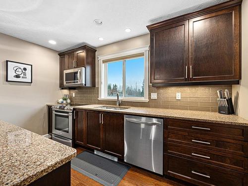 2084 Morello Pl, Courtenay, BC - Indoor Photo Showing Kitchen With Double Sink With Upgraded Kitchen