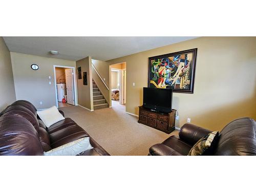 4852 Emerald Avenue, Canal Flats, BC - Indoor Photo Showing Living Room