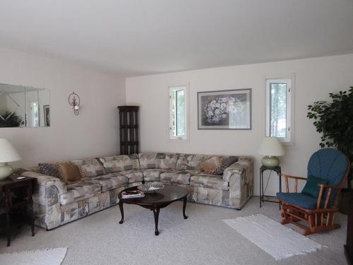 833 Portage Avenue N, Fort Frances, ON - Indoor Photo Showing Living Room