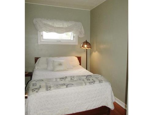 833 Portage Avenue N, Fort Frances, ON - Indoor Photo Showing Bedroom