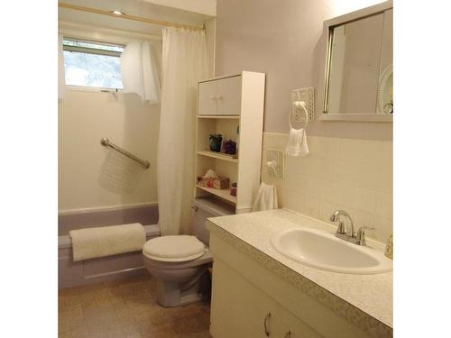 833 Portage Avenue N, Fort Frances, ON - Indoor Photo Showing Bathroom