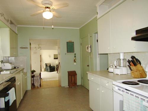 833 Portage Avenue N, Fort Frances, ON - Indoor Photo Showing Kitchen