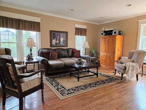 118 Front Street, Emo, ON - Indoor Photo Showing Living Room