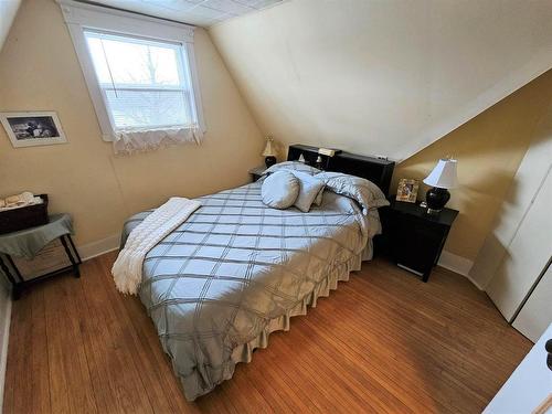 118 Front Street, Emo, ON - Indoor Photo Showing Bedroom