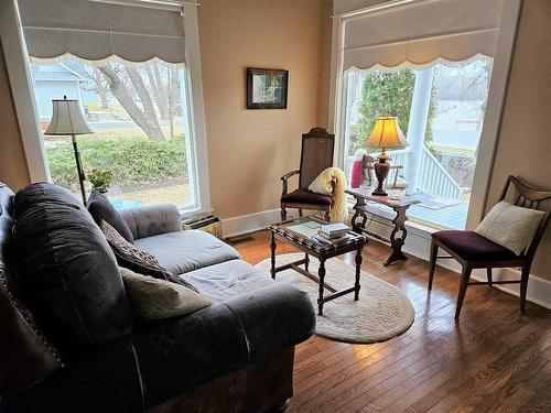 118 Front Street, Emo, ON - Indoor Photo Showing Living Room