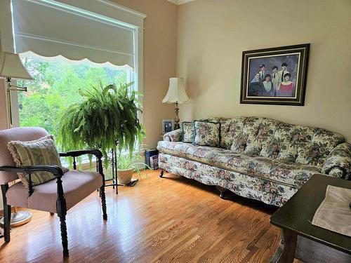 118 Front Street, Emo, ON - Indoor Photo Showing Living Room