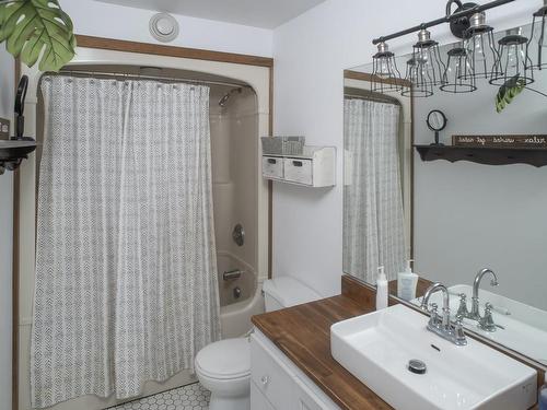 2465 Scott Drive, Shuniah, ON - Indoor Photo Showing Bathroom