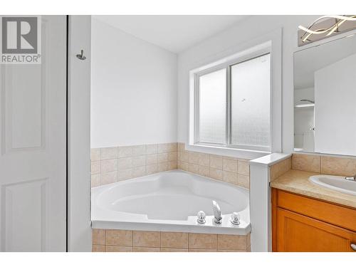 606 South Crest Drive, Kelowna, BC - Indoor Photo Showing Bathroom