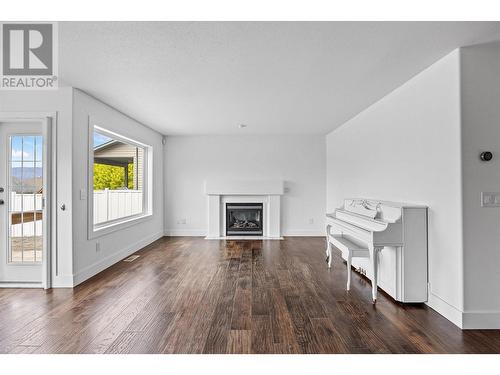 606 South Crest Drive, Kelowna, BC - Indoor Photo Showing Living Room With Fireplace