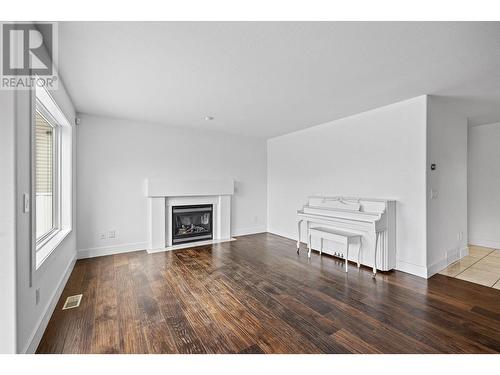 606 South Crest Drive, Kelowna, BC - Indoor Photo Showing Living Room With Fireplace