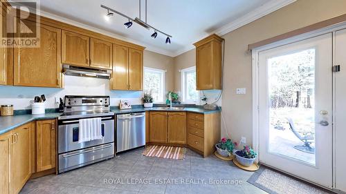 1 Kootenay Ridge, Vaughan, ON - Indoor Photo Showing Kitchen