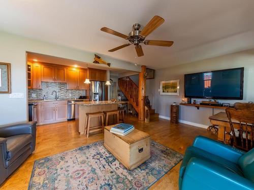 412 Opal Drive, Logan Lake, BC - Indoor Photo Showing Living Room