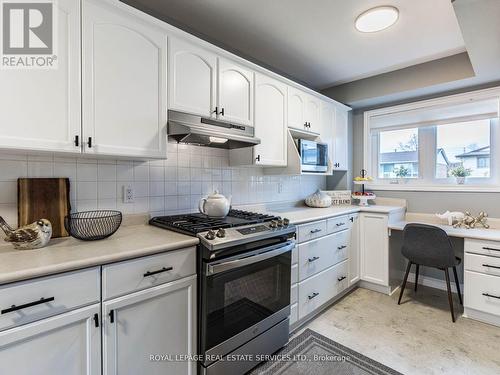 67 Centre Street S, Brampton, ON - Indoor Photo Showing Kitchen With Upgraded Kitchen