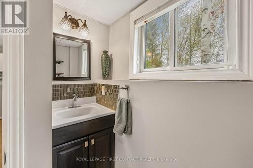 25 Green Pine Avenue, Springwater, ON - Indoor Photo Showing Bathroom
