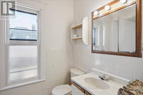 76 Spadina Avenue, Hamilton, ON - Indoor Photo Showing Bathroom